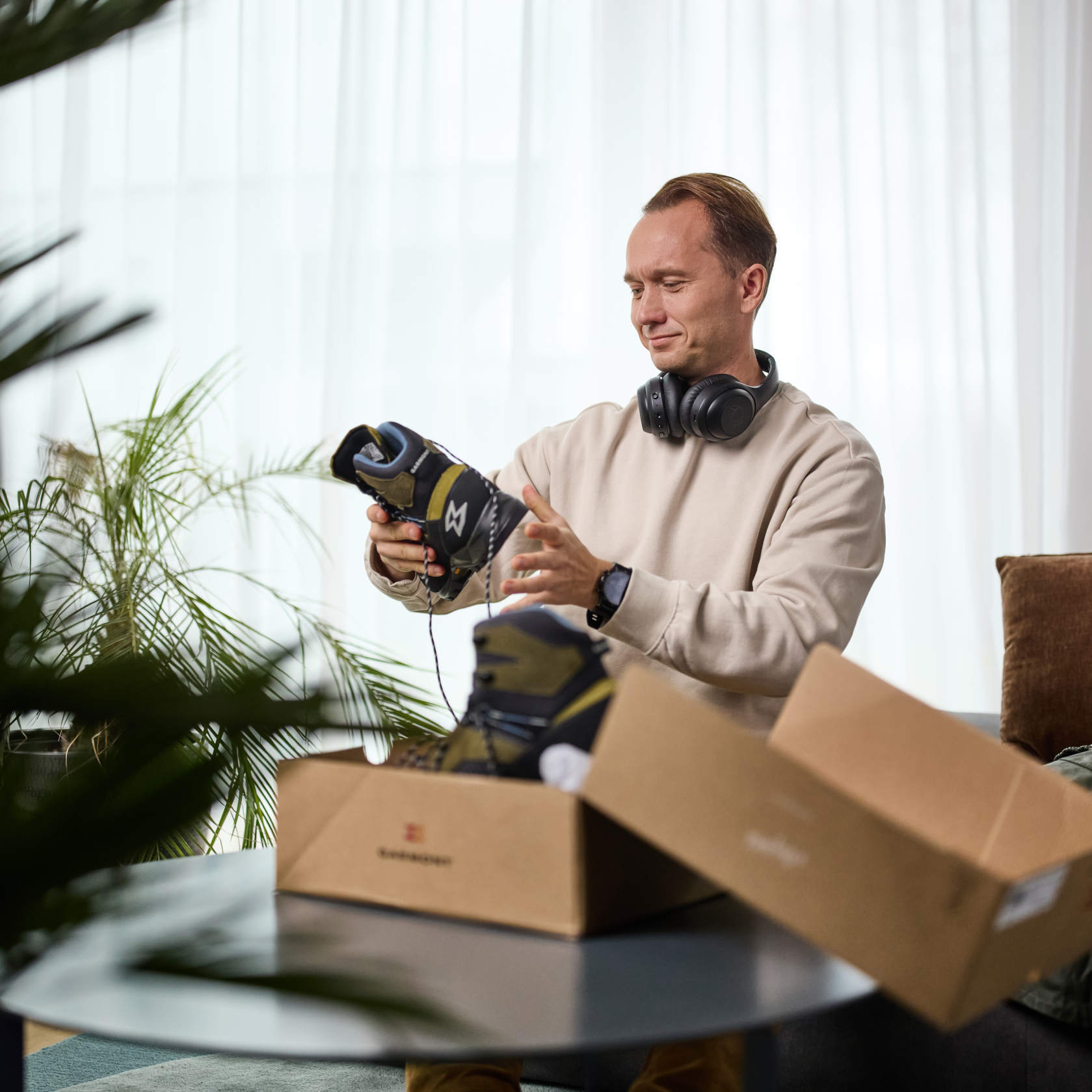 A woman sitting behind a laptop applying for a deposit online.